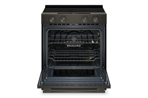 Una estufa independiente KitchenAid de color verde con la puerta abierta, que deja ver las rejillas interiores y los mandos de control en la parte frontal, sobre un fondo blanco liso.