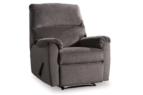 Butaca reclinable de color gris con brazos y reposapiés ajustable en un fondo blanco.  