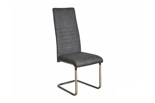 Silla con respaldar gris con patas plateadas en un fondo blanco. 