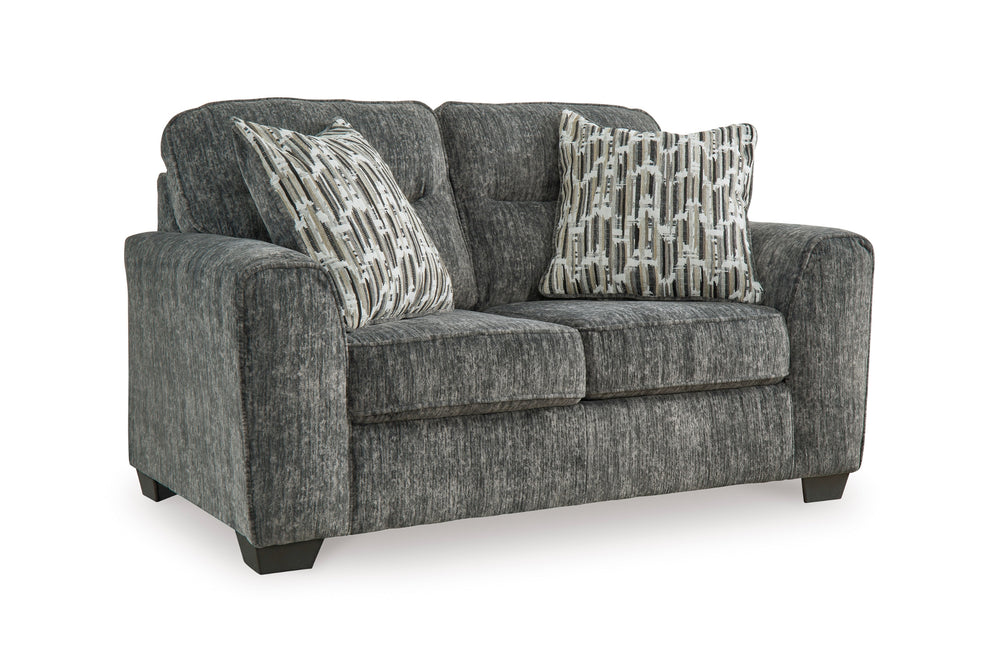 Loveseat de color gris oscuro con cojines decorativos sobre un fondo blanco. 