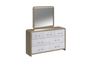 Gavetero moderno bicolor con estructura en tono madera clara y frentes de gavetas en gris claro con vetas, incluye siete gavetas con tiradores metálicos y espejo rectangular a juego. Diseño de líneas suaves y bordes redondeados, presentado sobre fondo blanco.