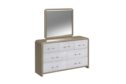 Gavetero moderno bicolor con estructura en tono madera clara y frentes de gavetas en gris claro con vetas, incluye siete gavetas con tiradores metálicos y espejo rectangular a juego. Diseño de líneas suaves y bordes redondeados, presentado sobre fondo blanco.