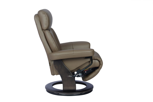 Sillón reclinable de color marrón con base de madera oscura y patas giratorias circulares negras, visto de perfil sobre un fondo blanco.