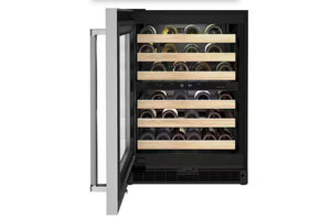 Una vinoteca empotrada con puerta de cristal, que se muestra abierta sobre un fondo blanco. El mueble tiene un exterior negro, un tirador de acero inoxidable y estantes de listones de madera clara con capacidad para varias botellas de vino.