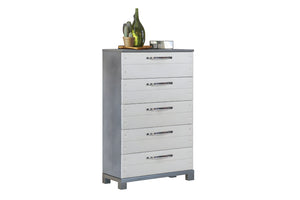 Chest plateado con cinco gavetas sobre un fondo blanco. 