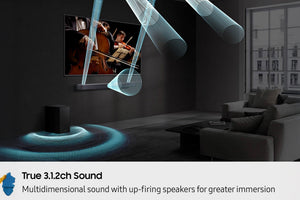 Configuración de sala de estar con un televisor que muestra a un violinista, rodeado de parlantes que emiten sonido hacia arriba.