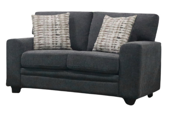 Loveseat gris con cojines estampados sobre fondo blanco.