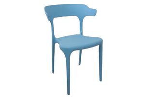 Silla azul sobre un fondo blanco. 