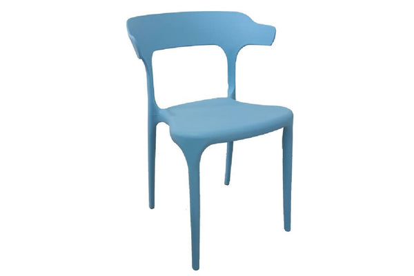 Silla azul sobre un fondo blanco. 