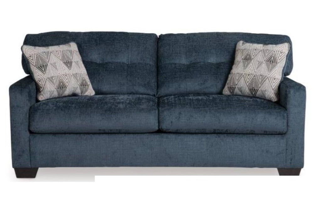 Sofá de color azul oscuro con dos cojines decorativos sobre un fondo blanco. 