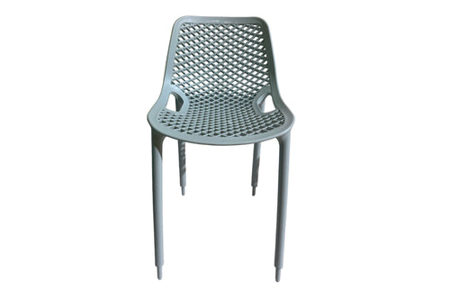 Silla azul claro con diseño de malla sobre fondo blanco