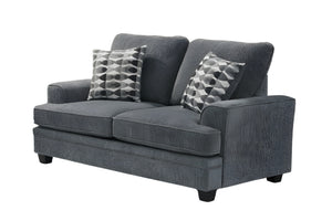 Loveseat gris con cojines estampados sobre fondo blanco.