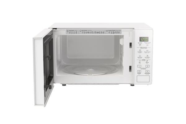 Un horno microondas blanco de sobremesa con la puerta abierta, que muestra el plato giratorio interior y el panel de control sobre un fondo blanco liso.