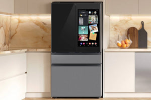 Nevera inteligente con pantalla táctil en un entorno de cocina