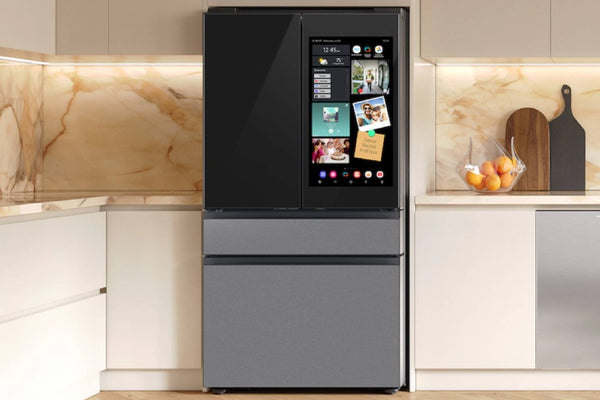 Nevera inteligente con pantalla táctil en un entorno de cocina