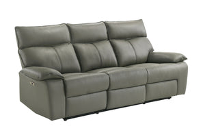 Sofá reclinable color gris, tapizado de apariencia piel, respaldos acolchados, brazos tipo almohada y controles laterales eléctricos.