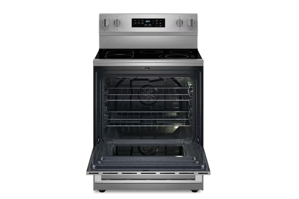 Estufa de acero inoxidable de marca Maytag con horno abierto sobre un fondo blanco. 