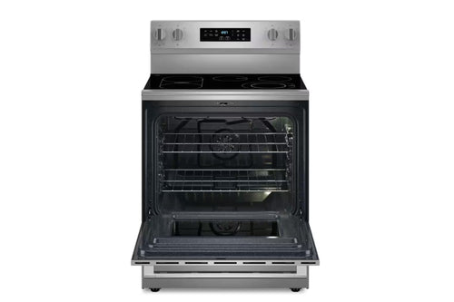 Estufa de acero inoxidable de marca Maytag con horno abierto sobre un fondo blanco. 