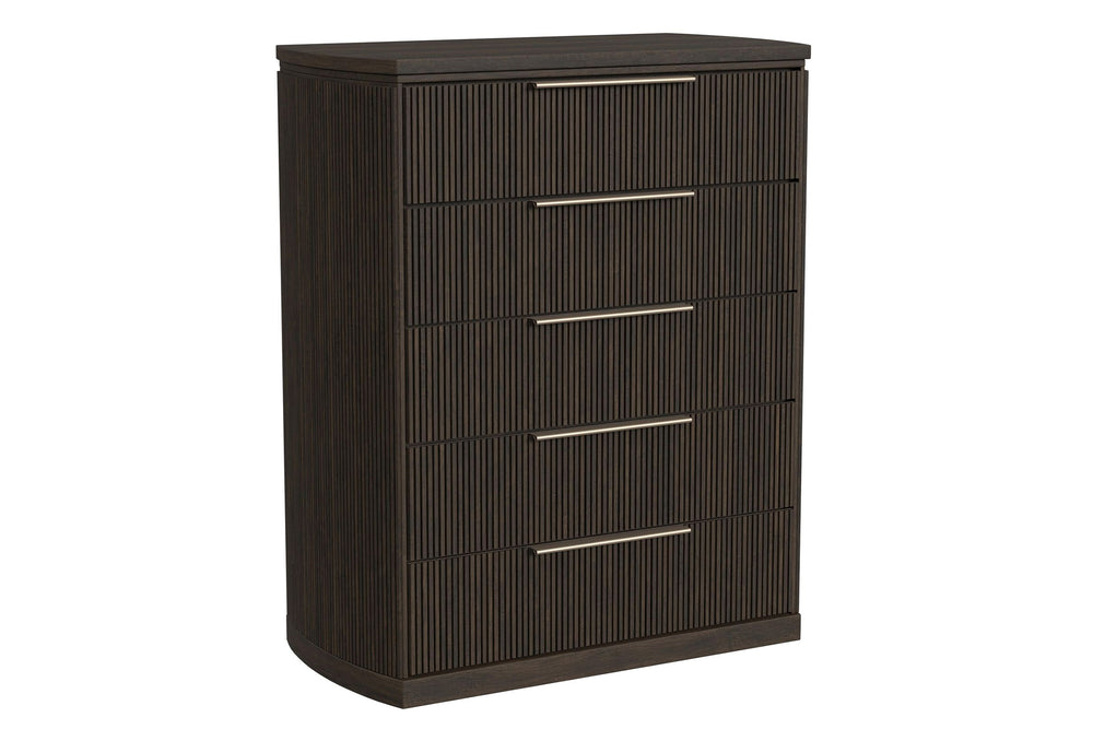 Chest hecho de madera de color marrón oscuro con cinco gavetas sobre un fondo blanco. 