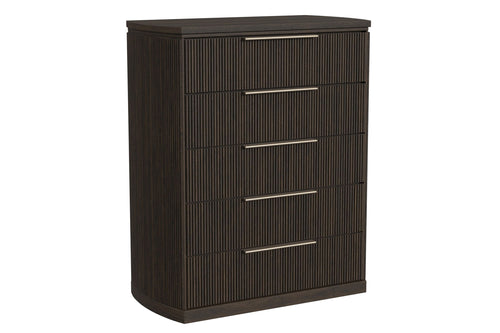 Chest hecho de madera de color marrón oscuro con cinco gavetas sobre un fondo blanco. 