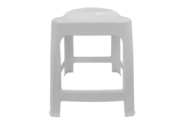 Taburete blanco sobre fondo blanco