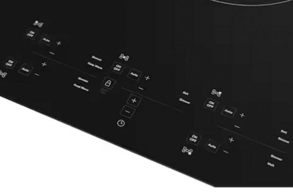 Primer plano del panel de control de una placa de inducción negra con botones e iconos táctiles blancos, mostrado en ángulo sobre un fondo blanco.