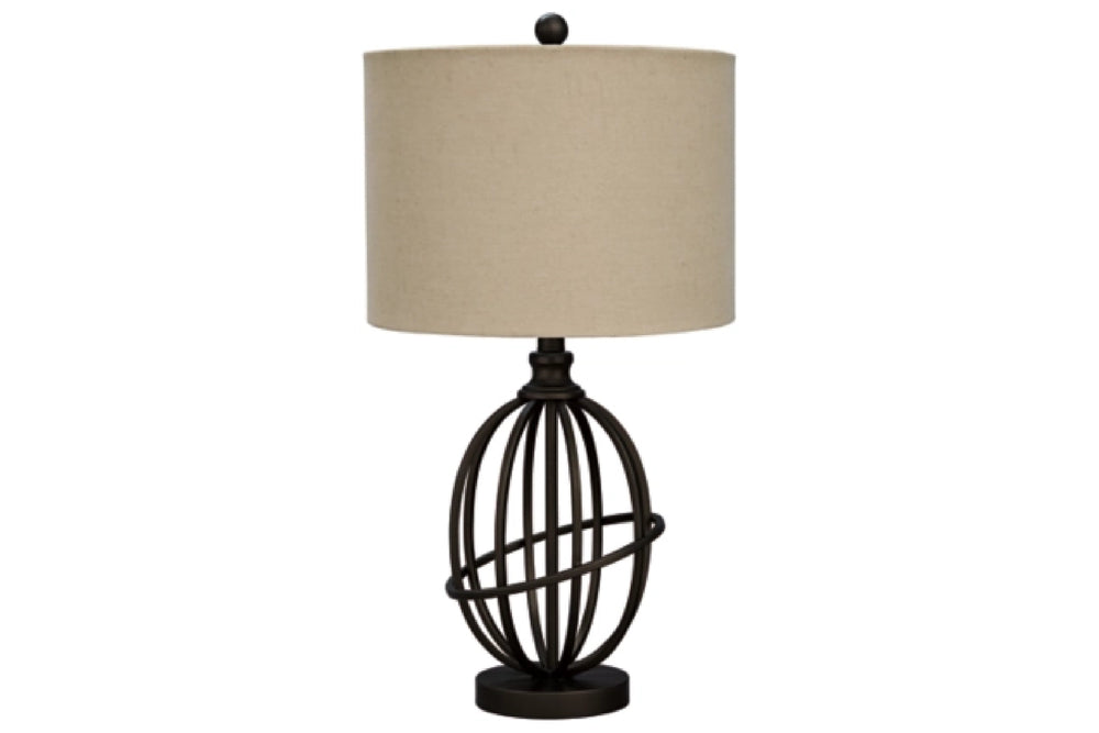 Lámpara de sobremesa con pantalla beige y base de metal negro sobre fondo blanco.