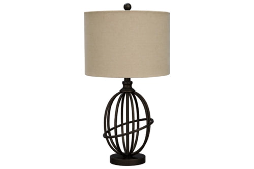 Lámpara de sobremesa con pantalla beige y base de metal negro sobre fondo blanco.