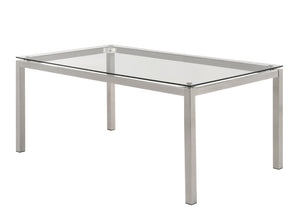 Una mesa de comedor rectangular y moderna con tablero de vidrio transparente y patas finas de metal plateado, mostrada sobre un fondo blanco liso.