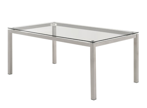 Una mesa de comedor rectangular y moderna con tablero de vidrio transparente y patas finas de metal plateado, mostrada sobre un fondo blanco liso.