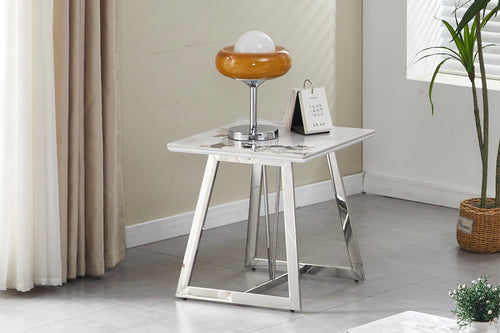 Mesa de esquina con objetos decorativos en una sala neutral con ventanas. 