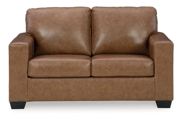 Loveseat de cuero marrón sobre un fondo blanco. 
