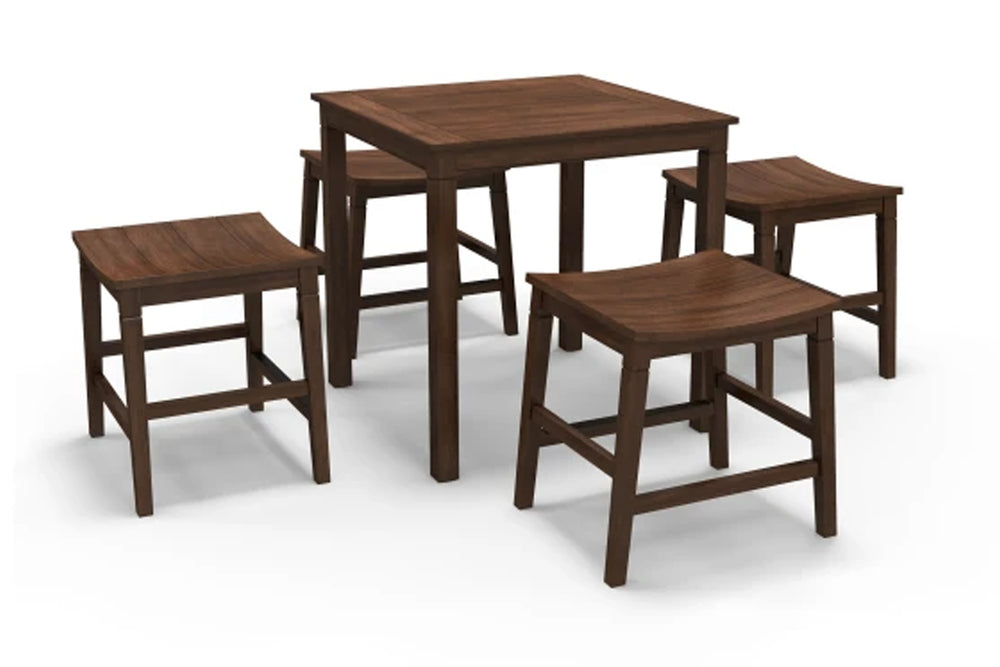Mesa cuadrada tapizada con cuatro taburetes sin respaldar con color marrón oscuro con reposapiés en un fondo blanco. 