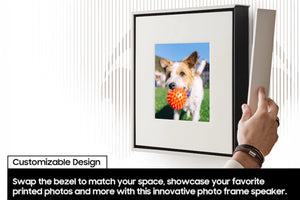 Mano sosteniendo un marco de fotos con una imagen de perro, texto sobre diseño personalizable y altavoz de marco de fotos.