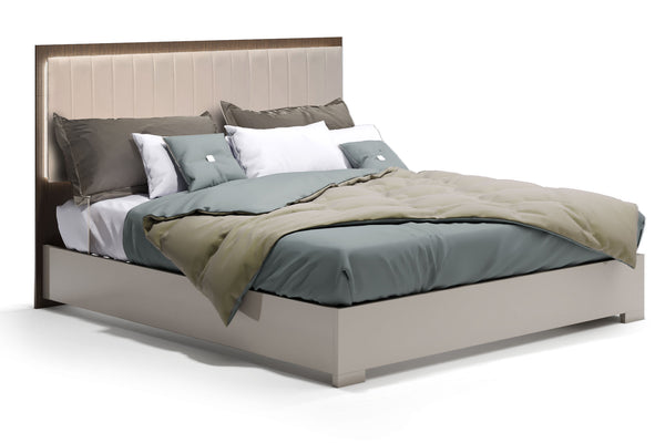Cama de color marrón oscuro y gris con ropa de cama y luces LED integradas encendidas sobre fondo blanco.