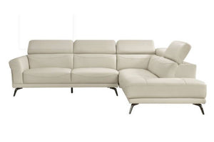 Vista frontal de seccional beige con patas acabadas en metal sobre un fondo blanco. 