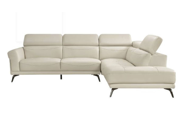 Vista frontal de seccional beige con patas acabadas en metal sobre un fondo blanco. 