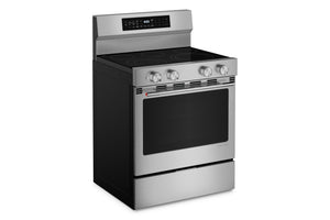 Una estufa eléctrica independiente con cuerpo de acero inoxidable, placa de cocción de vidrio negro y puerta del horno negra, mostrada sobre un fondo blanco liso.