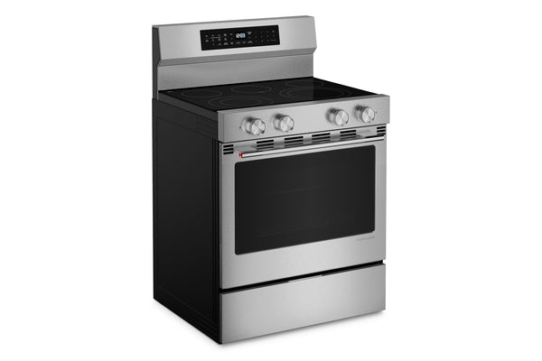 Una estufa eléctrica independiente con cuerpo de acero inoxidable, placa de cocción de vidrio negro y puerta del horno negra, mostrada sobre un fondo blanco liso.