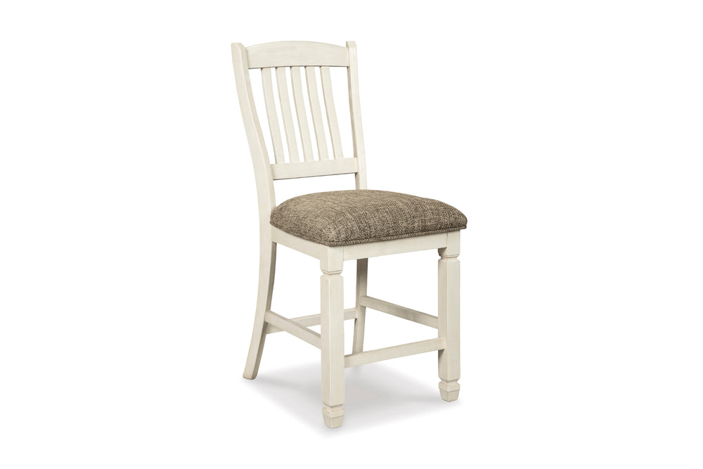 Una silla de comedor clásica de madera con estructura pintada en color blanco roto con efecto envejecido y cojín de asiento tapizado en color topo texturizado, mostrada sobre un fondo blanco liso.