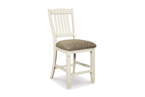 Una silla de comedor individual de madera con estructura pintada de blanco y cojín de asiento tapizado en color marrón topo texturizado, mostrada sobre un fondo blanco liso.