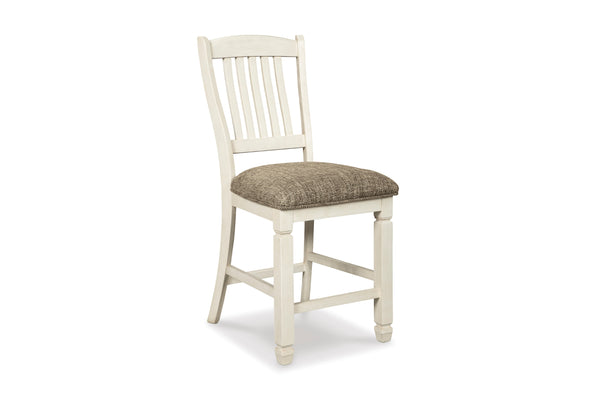 Una silla de comedor individual de madera con estructura pintada de blanco y cojín de asiento tapizado en color marrón topo texturizado, mostrada sobre un fondo blanco liso.