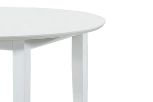 Vista cercana de esquina de mesa redonda y blanca sobre un fondo blanco. 