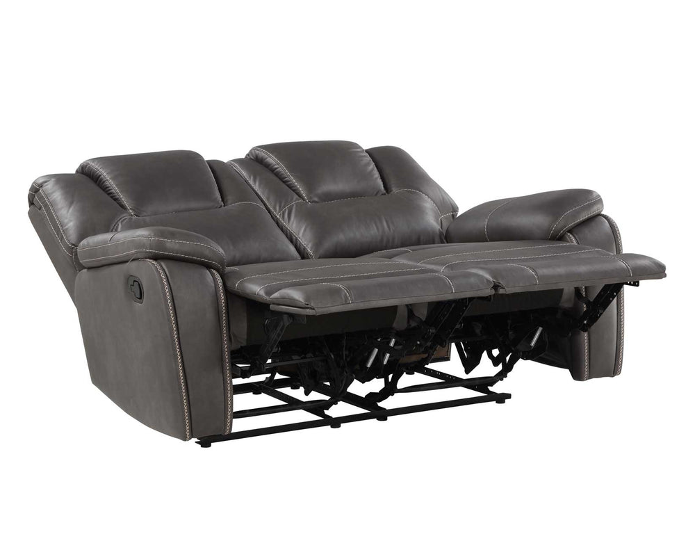 Loveseat reclinable de cuero marrón sobre fondo blanco.