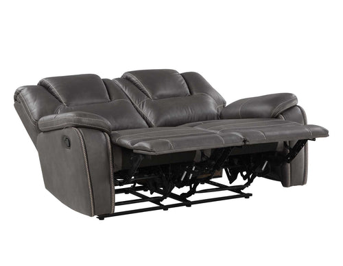 Loveseat reclinable de cuero gris sobre fondo blanco.
