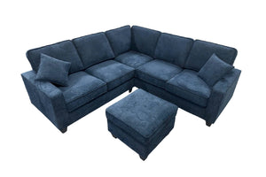 Sofá seccional en forma de L tapizado en tela azul, con cojines de respaldo y dos cojines decorativos a juego. Incluye un otomán cuadrado independiente, presentado sobre fondo blanco para resaltar el diseño y la configuración del conjunto.