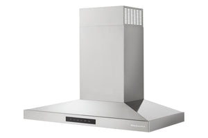 Una campana extractora de acero inoxidable con chimenea alta y base ancha con brida, mostrada sobre un fondo blanco liso. La marca «KitchenAid» es visible en el embellecedor frontal inferior derecho.
