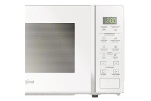Un horno microondas de sobremesa blanco con una puerta grande de vidrio texturizado y un panel de control digital en el lado derecho. La marca «pool» es visible en letras grises en la parte inferior izquierda de la puerta.
