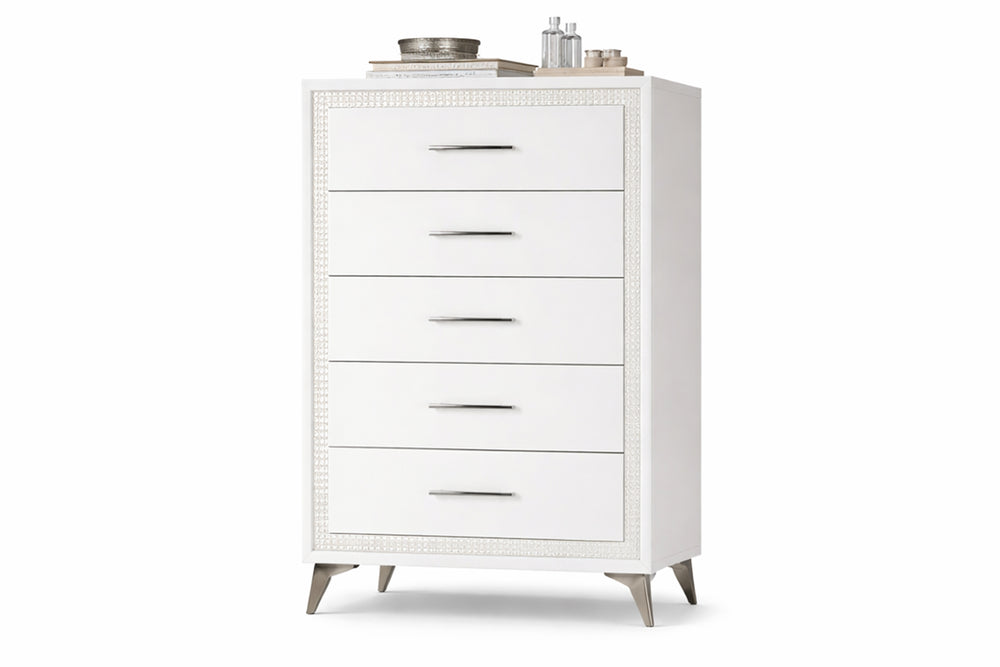 Chest de color blanco con cinco gavetas sobre un fondo blanco. 