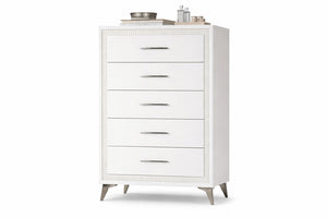 Chest de color blanco con cinco gavetas sobre un fondo blanco. 